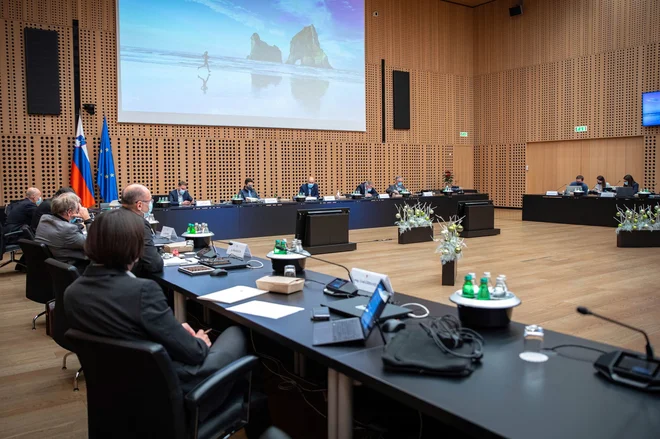 Po mnenju vlade s formalnopravnega vidika ni ne dejanskih in ne pravnih ovir za izvedbo referendumov ali volitev, ker jih je ob upoštevanju ustreznih organizacijskih in higienskih priporočil dopustno izvesti. FOTO: Twitter/vlada