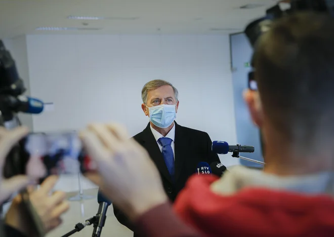 Karl Erjavec je po zasedanjih povedal, da sta sklepe glede izstopa Desusa iz koalicije in njegovega mandatarstva podprla prisotna poslanca&nbsp;Franc Jurša&nbsp;in&nbsp;Jurij Lep, predvidoma jutri bo sledil še&nbsp;pogovor s preostalimi iz poslanske skupine. FOTO: Jože Suhadolnik/Delo