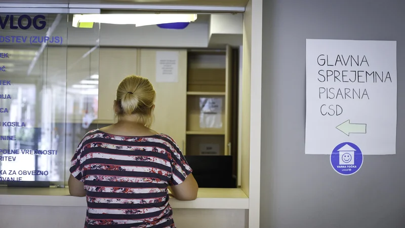 Fotografija: Osebne oddaje in prevzeme vlog in odločb je zamenjala digitalna rešitev, pri tem pa so še težave z osebnimi podatki. FOTO: Jože Suhadolnik/Delo