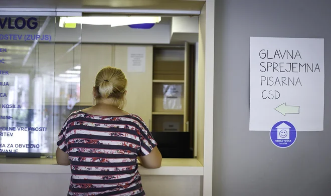 Osebne oddaje in prevzeme vlog in odločb je zamenjala digitalna rešitev, pri tem pa so še težave z osebnimi podatki. FOTO: Jože Suhadolnik/Delo