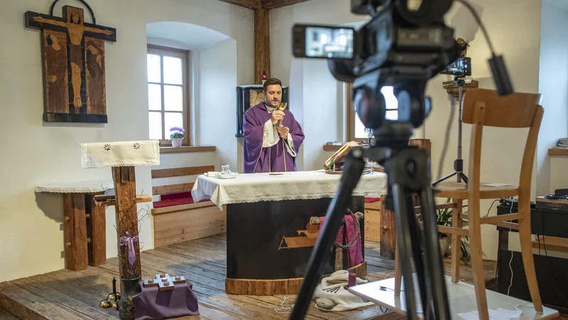Fotografija: Bogoslužja bodo spet lahko potekala v cerkvah, seveda ob upoštevanju veljavnih ukrepov. FOTO: Voranc Vogel/Delo