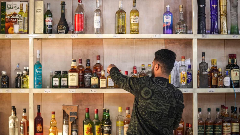 Z alkoholom in antidepresivi si ljudje prizadevajo pogasiti in zmanjšati negativna dejstva čisto konkretnih frustracij, ki zadevajo vsakega posameznika. FOTO: Aymen Henna/AFP