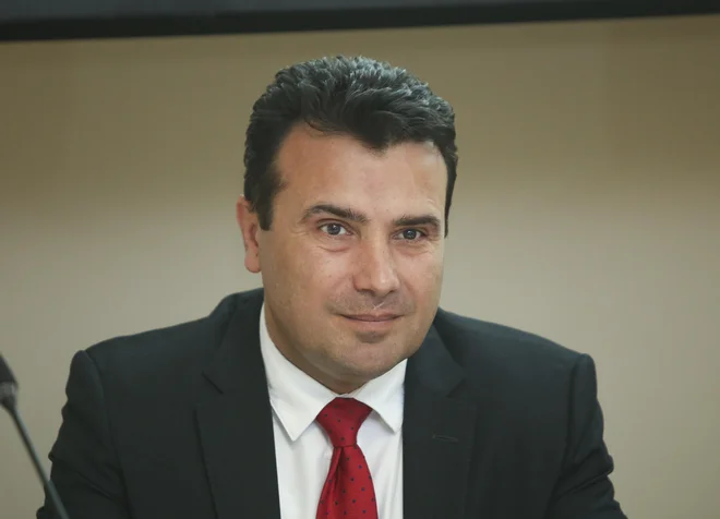 Makedonci, ki živijo v Sloveniji, prosijo predsednika vlade v Skopju Zoran Zaeva (na fotografiji), naj ne &raquo;naseda bolgarski imperialistični politiki in v nobenem primeru ne poklekne pred Bolgari&laquo;. FOTO: Jože Suhadolnik/Delo