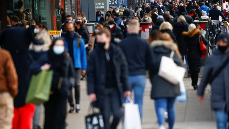 Fotografija: Novi koronavirus je v Evropi zahteval že več kot pol milijona smrtnih žrtev. FOTO: Michele Tantussi/Reuters