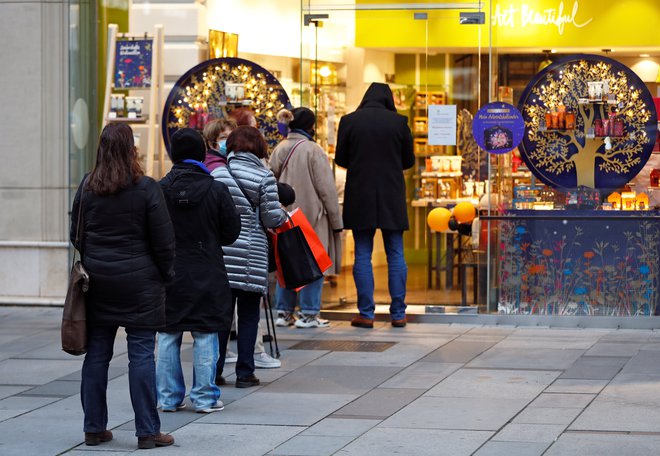 Čeprav letos ne bo tradicionalnih božičnih tržnic, so v Avstriji sedanji ukrepi blažji kot v Sloveniji. Foto: Leonhard Foeger/Reuters