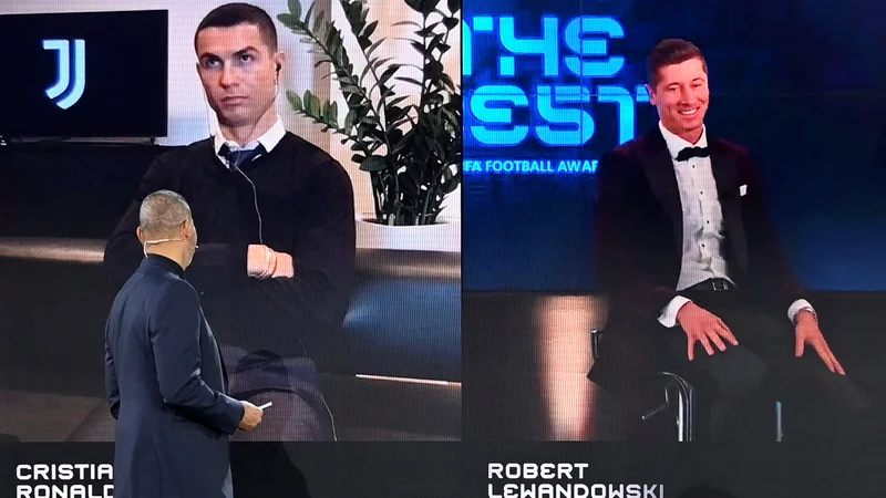 Fotografija: Robert Lewandowski (desno, levo Cristiano Ronaldo) je prejel nagrado Fife za najboljšega nogometaša v letu 2020. FOTO: Valeriano Di Domenico/Reuters