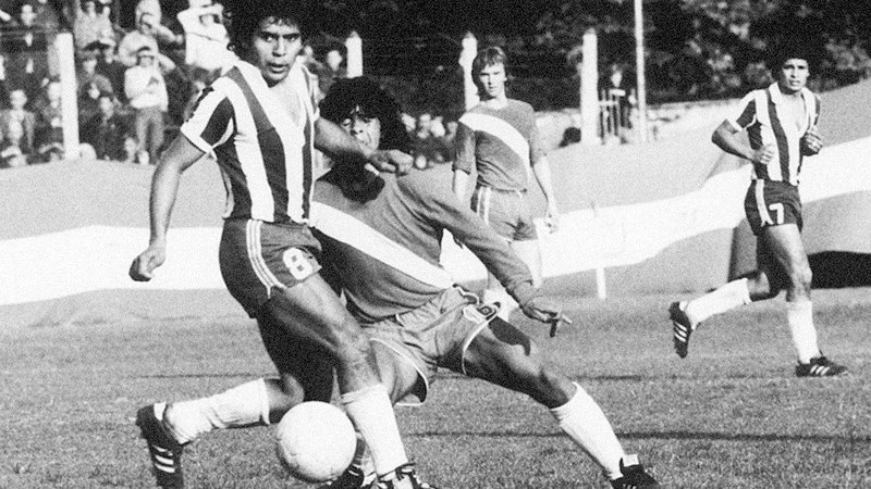 Fotografija: Maradona je tekmecu "prodal tunel" že v svoji krstni tekmi v argentinskem prvenstvu, 20. oktobra 1976. FOTO: Humberto Speranza/El Grafico