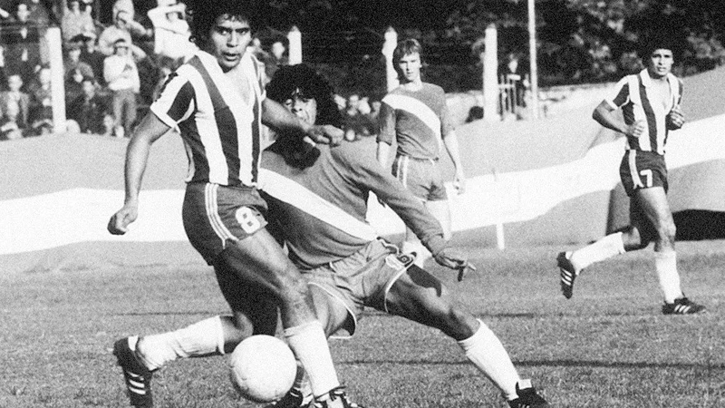 Fotografija: Maradona je tekmecu "prodal tunel" že v svoji krstni tekmi v argentinskem prvenstvu, 20. oktobra 1976. FOTO: Humberto Speranza/El Grafico