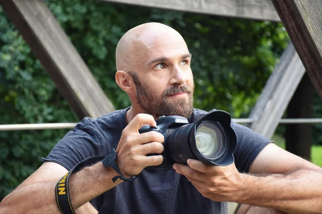 Že od konca gimnazije je Urban Modic svobodni fotograf, ki ga navdušujeta vizualna umetnost in glasba. FOTO: Martina Rovanšek