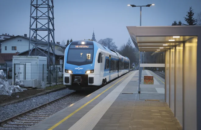 Dizelska izvedenka modela FLIRT, ki ga izdeluje švicarski Stadler, ima tri vagone, 171 sedežev, podobno število stojišč, prostor za gibalno omejene in deset koles. Foto Jože Suhadolnik / Delo