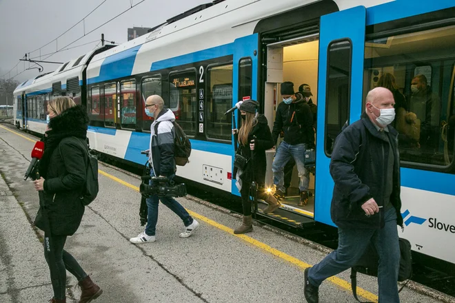 Pod je nizek, vrata so dovolj široka za vstopanje. Foto Slovenske železnice