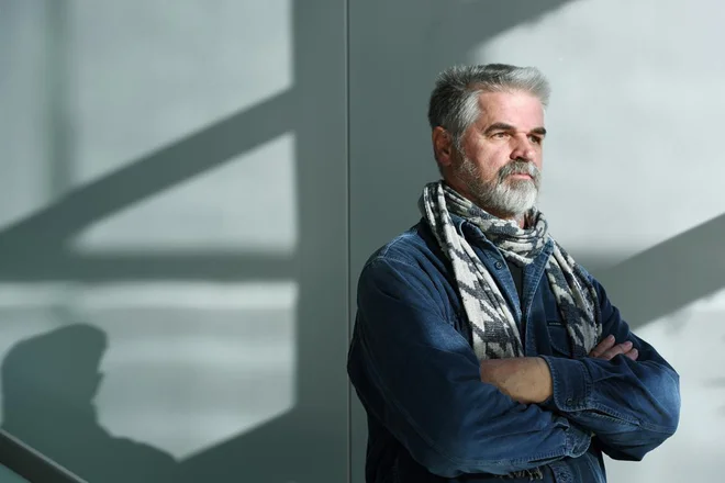Srečko Fišer je s pretanjenostjo in hkrati konceptualno širino gledaliških lektur, veščim dramskim in dramatizatorskim peresom, z odličnimi prevodi dramskih besedil, romanov in poezije postal nepogrešljiv ustvarjalec doma in na tujem. FOTO: Peter Uhan/SNG Drama