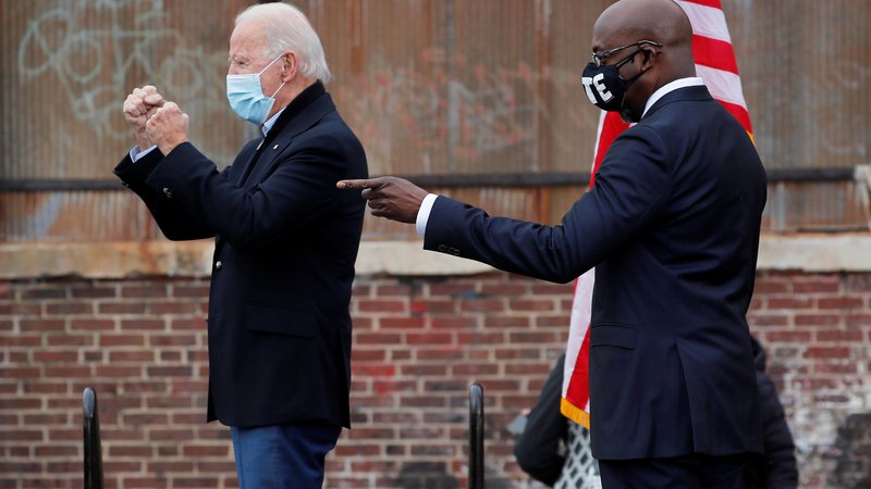 Fotografija: Joe Biden je veliko bolj kot v tovarniških mestih zmagoval v univerzitetnih. FOTO: Mike Segar/Reuters