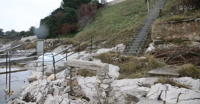 Lokalni ribiči so zatrdili, da prav Slovenci mečejo v morje »vse živo«, si betonirajo pomole in grobo odganjajo naključne ­mimoidoče. FOTO: Goran Sebelić/Cropix