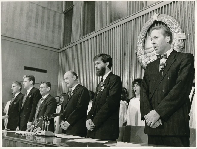 Razglasitev rezultatov osamosvojitvenega plebiscita 26. decembra 1990, v sredini dr. France Bučar, predsednik skupščine in eden od Demosovih strategov FOTO: Joco Žnidaršič