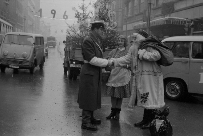 Dedek Mraz na ulicah Ljubljane decembra 1963 Foto Marjan Ciglič, hrani Muzej novejše zgodovine Slovenije