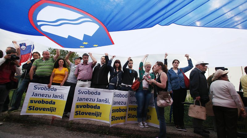 Fotografija: Protesti pred volitvami leta 2014, ko je moral Janez Janša na prestajanje zaporne kazni. FOTO: Leon Vidic