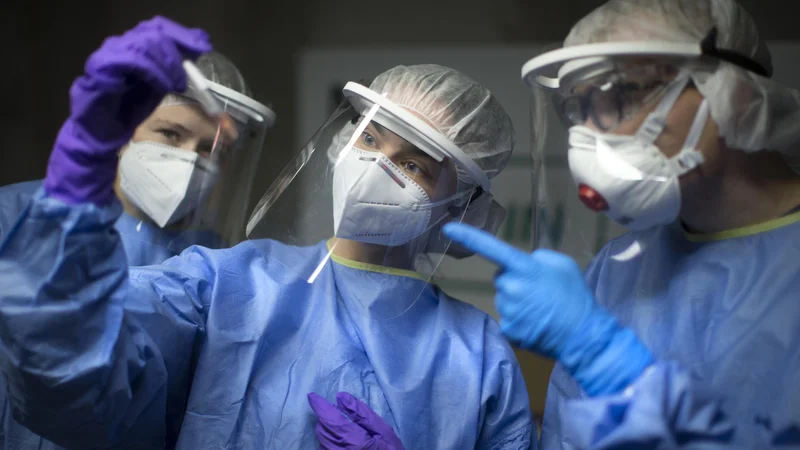 Fotografija: Brez ureditve kadrovskih normativov na ravni zdravstvene administracije, zdravstvene nege in zdravniške službe lahko le sanjamo o vrhunski medicini. FOTO: Jure Eržen/Delo