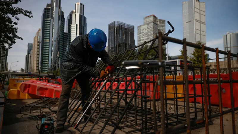 Fotografija: Tudi zaradi povpraševanja na Kitajskem so se cene železa letos zvišale za več kot 70 odstotkov.
FOTO: Thomas Peter/Reuters