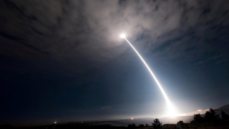 Fotografija: Balistični izstrelek Minuteman III med testom v Kaliforniji z avgusta 2017. FOTO: Us Air Force Reuters