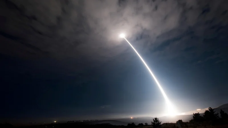 Fotografija: Balistični izstrelek Minuteman III med testom v Kaliforniji z avgusta 2017. FOTO: Us Air Force Reuters
