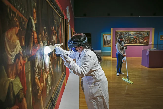 Zadnje priprave v Narodni Galeriji pred ponovnim sobotnim odprtjem. FOTO:&nbsp; Jože Suhadolnik/Delo