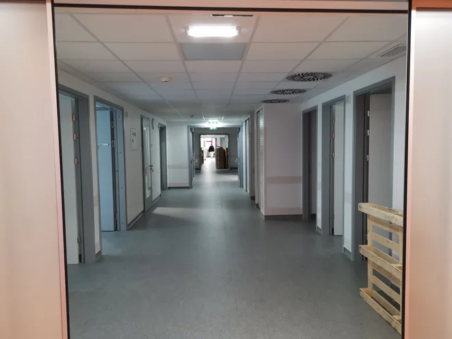 V prenovljeno pritličje bodo prihodnji teden vselili bolnike. Foto Milena Zupanič