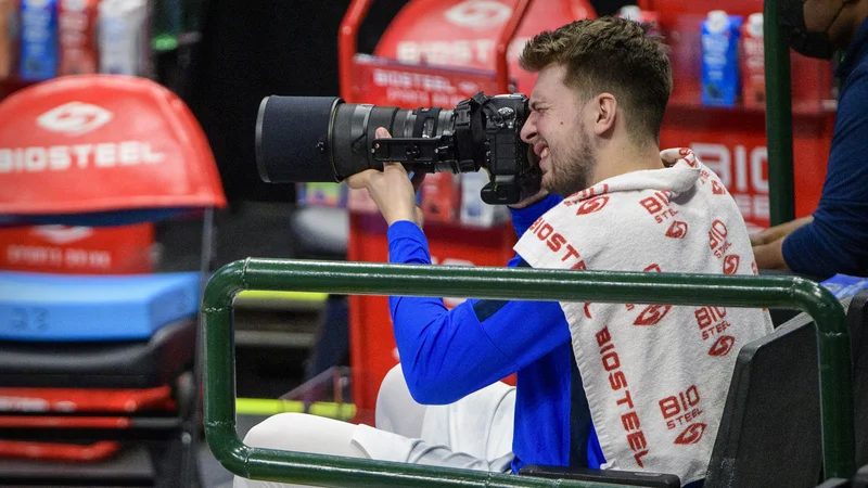 Fotografija: Luka Dončić si je dal duška in se v trenutkih, ko so se soigralci znojili na igiršču, preizkusil tudi v vlogi fotografa. FOTO: Jerome Miron/USA TODAY Sports