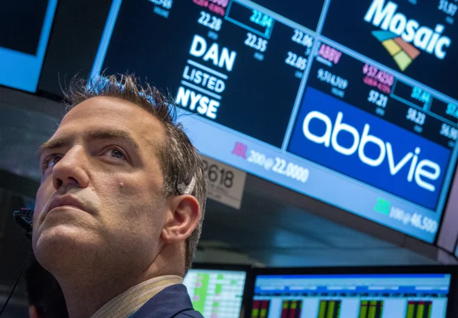 Borzna cena delnice AbbVie velja med analitiki za ugodno.<br />
FOTO: Brendan Mcdermid/Reuters