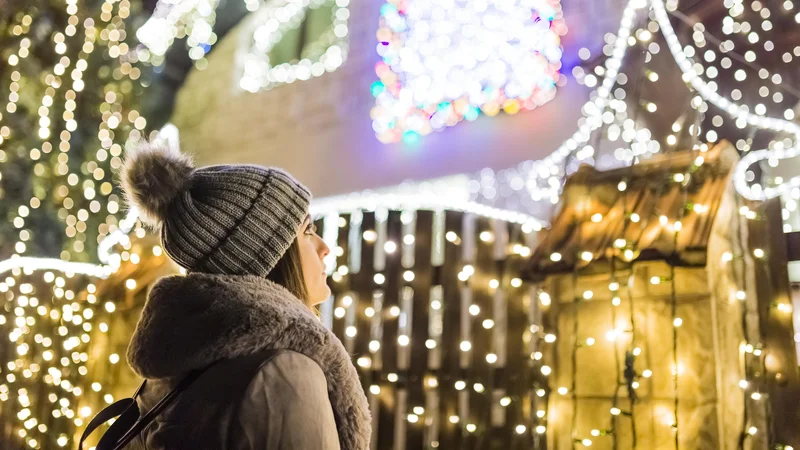 Fotografija: Morda se bomo ravno ob letošnjih praznikih zavedeli pravega pomena božiča in novoletnih praznikov, ki je v ustvarjanju bližine in povezanosti. FOTO: Shutterstock