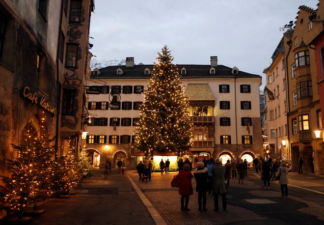 Innsbruck, okrašeno središče avstrijske zvezne dežele Tirolska. FOTO: Leonhard Foeger/Reuters