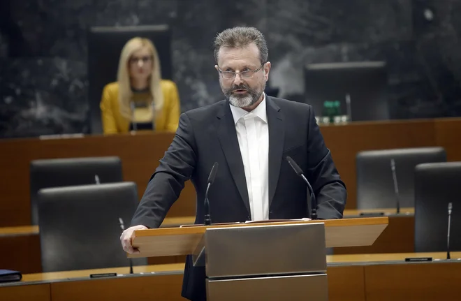 Karl Erjavec pričakuje, da Robert Polnar že danes ali v začetku prihodnjega tedna ne bo več član stranke, s tem pa tudi ne več član poslanske skupine. FOTO: Blaž&nbsp;Samec/Delo