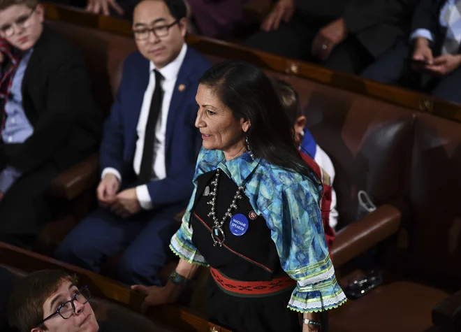 Še ena &raquo;prva&laquo;<strong>&nbsp;</strong>v Bidnovi ekipi: prva pripadnica domorodnih ljudstev v State Departmentu, Deb Haaland.<strong>&nbsp;&nbsp;</strong>FOTO: Brendan Smialowski/AFP