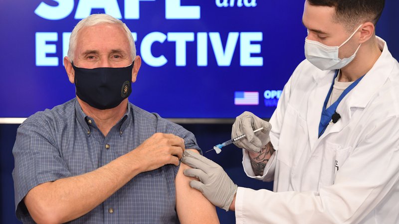 Fotografija: »Nič nisem čutil, dobro opravljeno, to je medicinski čudež!« je svoje televizijsko cepljenje komentiral Mike Pence. Foto Saul Loeb/AFP