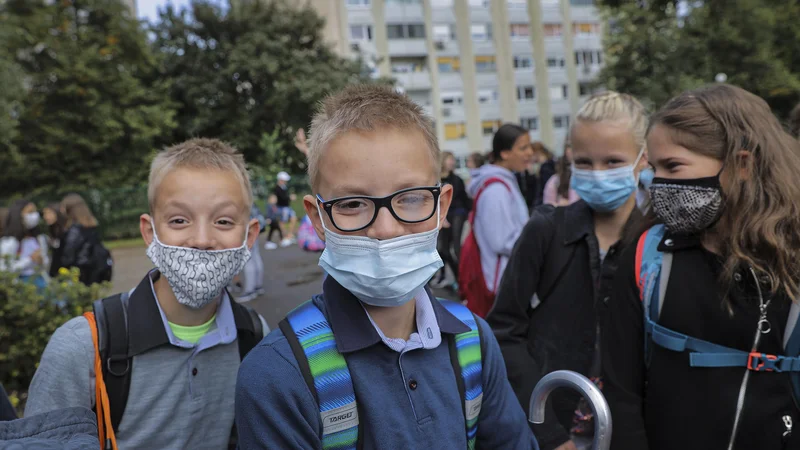 Fotografija: Ministrica je napovedala, da se bodo po optimističnem scenariju 4. januarju odprle šole za prvo triado in zavodi za otroke s posebnimi potrebami. FOTO: Jože Suhadolnik/Delo