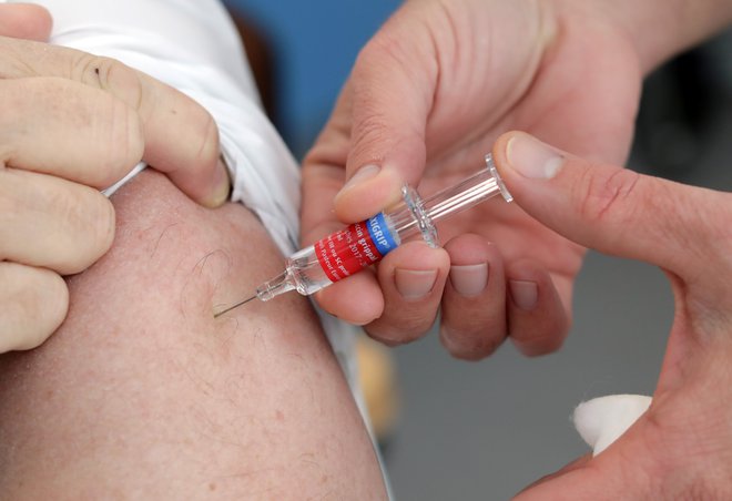 Cepljenje se bo začelo še pred koncem leta. FOTO: Eric Gailard/Reuters