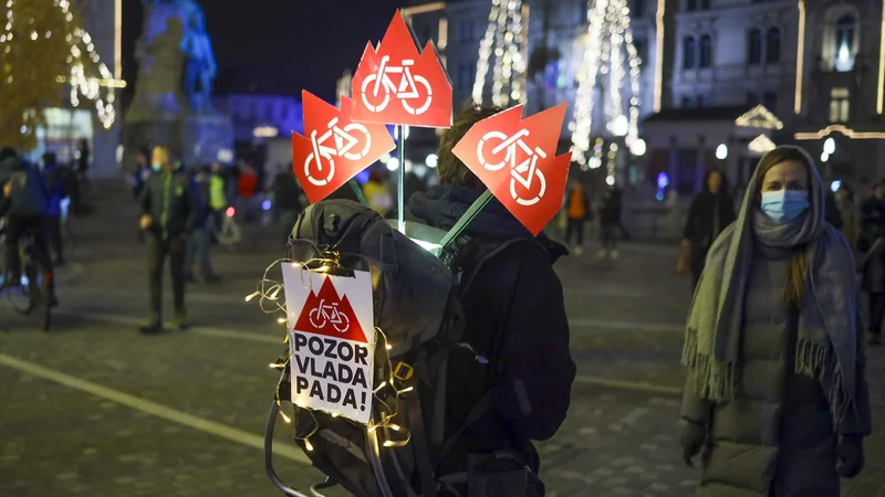 Fotografija: Protestniški nahrbtnik v centru Ljubljane. FOTO: Jože Suhadolnik/Delo