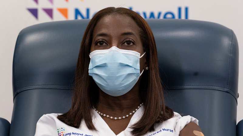 Fotografija: Medicinska sestra Sandra Lindsay iz newyorškega Queensa je kot prva Američanka zunaj testnega programa prejela cepivo proti covidu-19.
Foto Mark Lennihan/Reuters