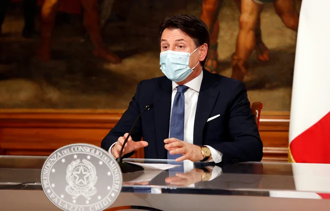 Giuseppe Conte je napovedal ostre ukrepe za prihajajoče praznike. FOTO: Remo Casilli/Reuters