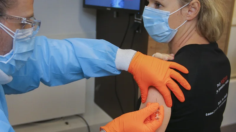 Fotografija: S cepivom, neškodljivimi delčki mikroorganizmov, si v telesu preventivno razmnožimo spominske obrambne celice – limfocite, ki bi jih sicer naš imunski sistem razmnožil šele ob prebolevanju bolezni. FOTO: Jože Suhadolnik