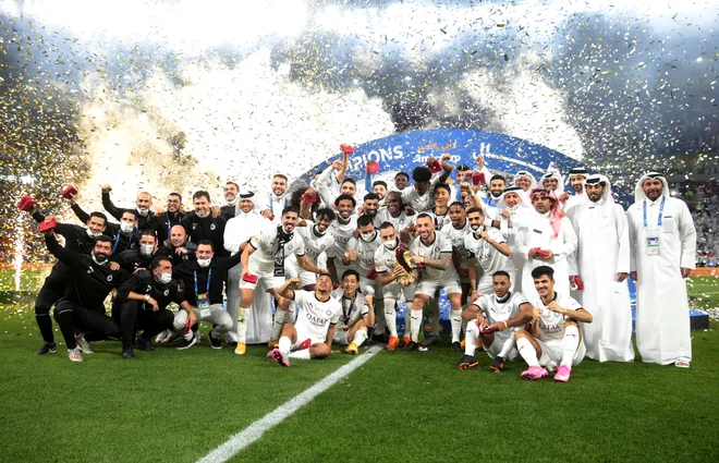 Nogometaši Al Sadda so se takole veselili zmage v pokalnem finalu. FOTO: Reuters