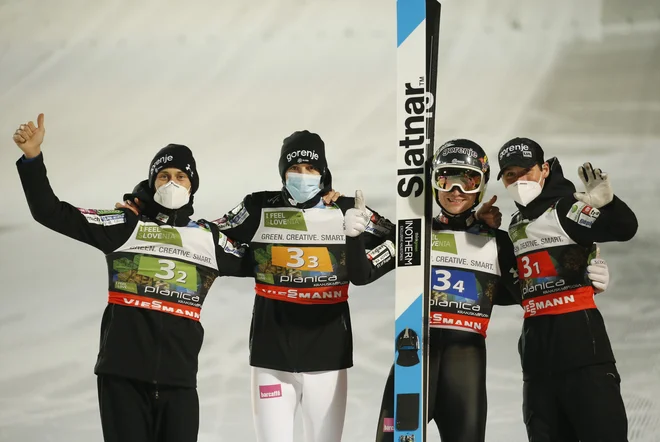 Anže Lanišek je uvrstitev na stopničke proslavil skupaj z ostalimi člani slovenske reprezentance. FOTO: Srdjan Zivulovic/Reuters