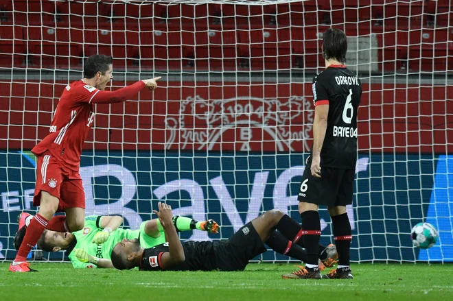 Robert Lewandowski je na derbiju zadel dvakrat in Bavarce znova popeljal na vrh. FOTO: Bernd Thissen/AFP