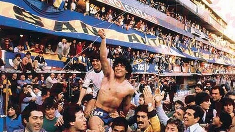Fotografija: Diego Maradona je takole pristal na rokah navijačev, potem ko je Boca Juniors po petih sušnih letih osvojila argentinsko prvenstvo 1981. FOTO: Wikipedia