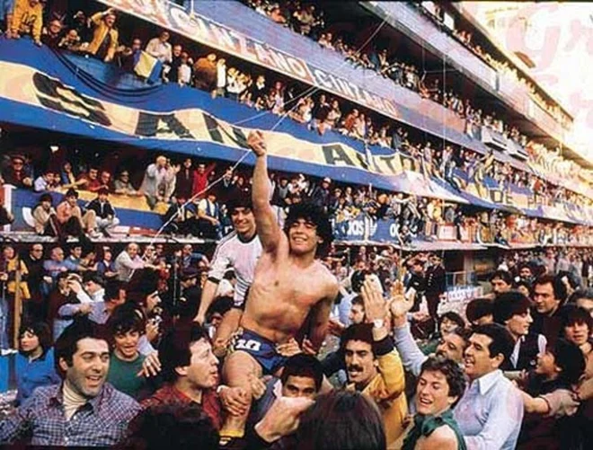 Diego Maradona je takole pristal na rokah navijačev, potem ko je Boca Juniors po petih sušnih letih osvojila argentinsko prvenstvo 1981. FOTO: Wikipedia