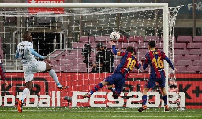 Lionel Messi je v dvoboju proti Valenci dosegel rekordni 643. gol tako da je njegov strel z bele točke gostujočli vratar ubranil, odbito žogo pa je le spravil v mrežo. FOTO: Albert Gea/Reuters