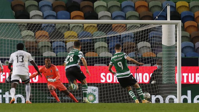 Takole je v 91. minuti tekme meril Andraž Šporar in zabil edini gol za Sporting. FOTO: Pedro Nunes/Reuters