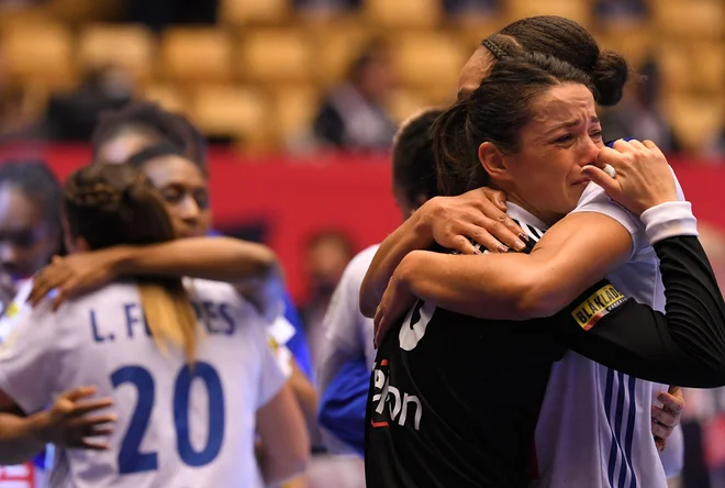 Hrvaška vratarka Cleopatre Darleux in kolegice so bile zelo razočarane po porazu v finalu. FOTO: Jonathan Nackstrand/AFP
