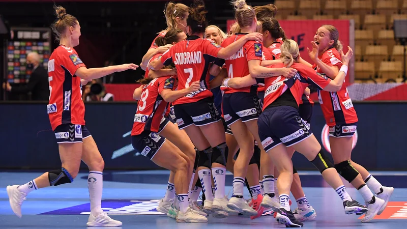 Fotografija: Norvežanke so hodile po robu, a se na koncu vseeno veselilo nove lovorike. FOTO: Jonathan Nackstrand/AFP
