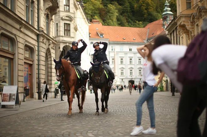 Pametni ljudje se znajo okoliščinam, ki jih ne morejo spremeniti, tudi nasmejati. FOTO: Jure Eržen/Delo